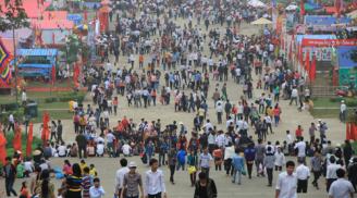 Hàng triệu người đổ về đền Hùng trước ngày chính hội