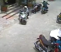 Cận cảnh 2 thanh niên bẻ khóa trộm xe máy