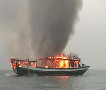 Tàu nghỉ đêm bất ngờ bốc cháy trên vịnh Hạ Long