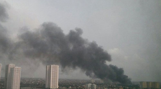 Cháy lớn tại kho chứa công ty Diana, khói lửa ngút trời