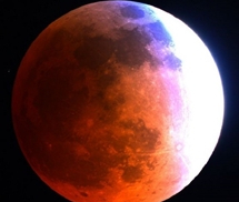 Hình ảnh về hiện tượng 'Mặt trăng máu'