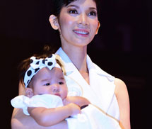 Con gái Xuân Lan trình diễn catwalk, Trần Bảo Sơn hết lòng vì con