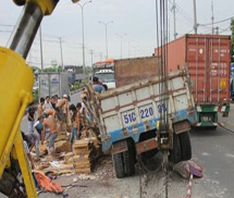 Xe tải bất ngờ mất lái, hàng chục tấn gạch đổ ra đường