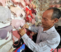 Người đàn ông sưu tập 5.000 áo ngực nữ để mở bảo tàng