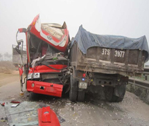Xe giường nằm 'đối đầu' xe tải, hàng chục hành khách thoát nạn