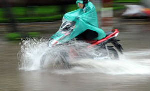 Sau cơn mưa, 'sông' lại về trên phố phường Hà Nội