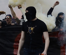 Tấn công và biểu tình nổ ra tại Ukraine
