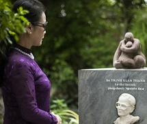 Ca sỹ Khánh Ly đến viếng mộ cố nhạc sỹ Trịnh Công Sơn