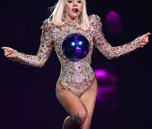 Lady Gaga lột đồ trên sân khấu, Bi Rain được phi cơ riêng đưa đón