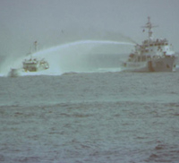Clip tàu Trung Quốc bắn vòi rồng, đâm tàu Việt Nam