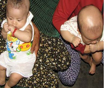 Hai bé sơ sinh bị bắt cóc, cạo trọc đầu