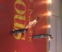 Người mẫu trình diễn trên sàn catwalk dựng thẳng đứng