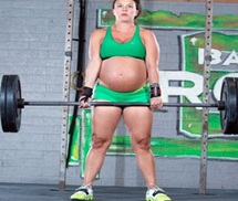 Bà bầu nâng tạ gần 100kg cách ngày sinh hai ngày