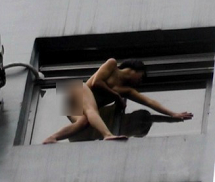 'Ngáo đá', cô gái khỏa thân nhảy múa trên cửa sổ tầng 11