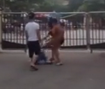 Nữ sinh bị hành hung ngay tại cổng công viên