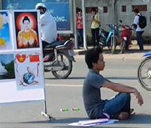 Hà Nội: Nam thanh niên tự cắt tay, ngồi lì giữa lòng đường