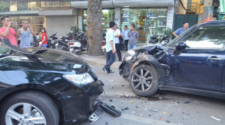 Hà Nội: Hai xế khủng tông nhau khiến một phụ nữ bị thương