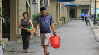 Hà Nội: Người dân khốn khổ “cõng nước” lên tầng cao