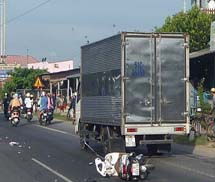 Ngã xuống đường, hai cô gái thiệt mạng dưới bánh xe container