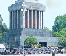 Kỷ niệm 124 năm ngày sinh Chủ tịch Hồ Chí Minh, hàng nghìn người xếp hàng vào viếng Lăng Bác