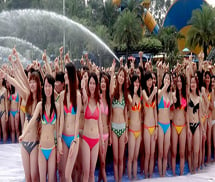 Hàng nghìn cô gái trẻ mặc bikini xếp thành hình cá heo