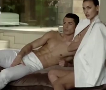 Hậu trường Ronaldo khỏa thân chụp ảnh cùng Irina
