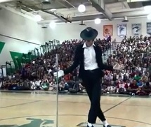 Cộng đồng mạng phát sốt với vũ đạo Michael Jackson