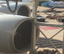 Máy bay Singapore va vào cầu hàng không ở sân bay