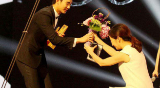 MC nổi tiếng Đài Loan cúi người tặng hoa trai đẹp 'ngoài hành tinh'