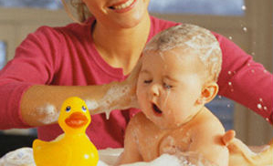 Bà nội nghiêm cấm tắm cho cháu 1 tháng tuổi