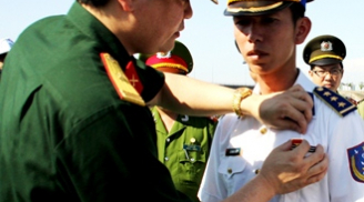 Trao huy hiệu “Tuổi trẻ dũng cảm” cho hai Thuyền trưởng tàu Cảnh sát biển