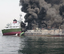 Tàu chở hàng ngàn tấn dầu nổ dữ dội trên biển Nhật Bản