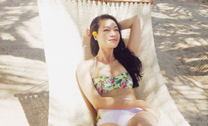 Hoa hậu Thuỳ Dung thảnh thơi tắm nắng, bỏ ngoài tai lời ám chỉ giật chồng