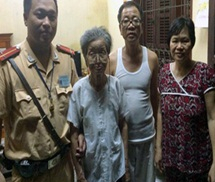 Hà Nội: CSGT tìm người thân giúp cụ già 84 tuổi đi lạc đường