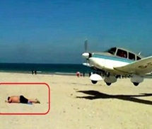 Tắm nắng trên bãi biển, suýt bị máy bay lao vào người