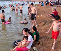 Hà Nội: Đập sâu biến thành bãi tắm ngày hè