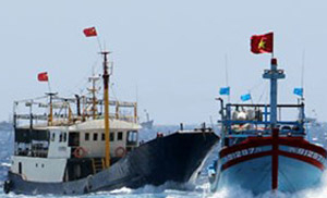 Biển Đông ngày 6/6: Tàu TQ ném đá, 'mưa' chai lọ sang tàu VN