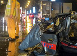Chiếc taxi bẹp dúm, hai người chết sau vụ tai nạn trên cầu Thăng Long