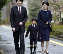 Hoàng gia Nhật dạy con thành 'Hoàng tử bình dân'