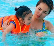 Hà Nội: Nhiều người nhập viện vì tắm nước hồ bơi bẩn