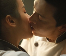 'Choáng váng' bắt gặp Lam Trường hôn Tú Vi sau nhà bếp