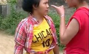 Clip: Nữ sinh Lào Cai bị đánh hội đồng, bạn đứng ngoài cổ vũ