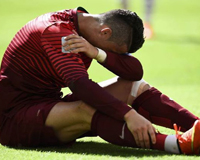 World Cup 2014: Ấn tượng với hình ảnh cầu thủ khóc nức nở trên sân