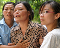 Vụ máy bay rơi ở Hà Nội: Nghẹn ngào nhận dạng thân nhân