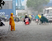 Hà Nội 'phố thành sông' sau mưa lớn, ảnh hưởng từ bão Thần Sấm