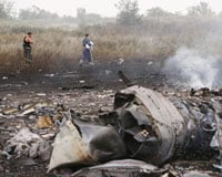 Clip: Đau xót chứng kiến th.i th.ể nạn nhân máy bay MH17 nằm la liệt