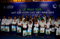Quỹ sữa 'Vươn cao Việt Nam' đến với trẻ em Quảng Trị nhân dịp kỷ niệm ngày Thương Binh - Liệt Sĩ