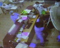 Sốc clip: Người nhà bệnh nhân vác ghế hành hung bác sĩ bệnh viện Bạch Mai