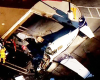 Máy bay rơi trúng bãi đỗ xe, một người thiệt mạng