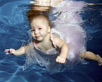 Hình ảnh đáng yêu và ngộ,nghĩnh khi của bé tập bơi